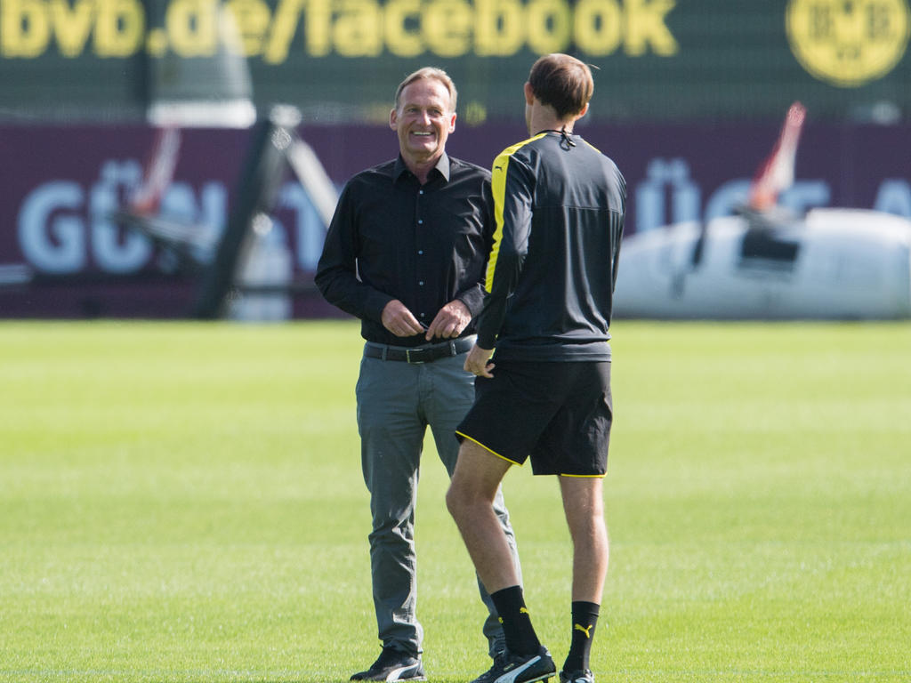 Hans-Joachim Watzke (l.) verteidigt seinen Trainer Thomas Tuchel Hans-Joachim Watzke (l.) verteidigt seinen Trainer Thomas Tuchel