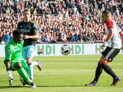 Daley Sinkgraven (m.) gaat in de fout en Bilal Başaçıkoğlu (r.) kan alleen op Ajax-doelman André Onana (l.) af. De aanvaller van Feyenoord ziet Onana redding brengen. (23-10-2016)