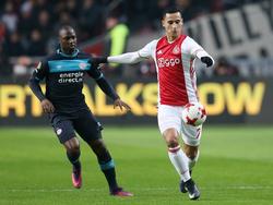 Anwar El Ghazi (r.) wordt aangespeeld en wordt verdedigd door Jetro Willems (l.) tijdens de topper Ajax - PSV. (18-12-2016)
