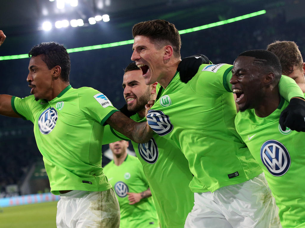 Mario Gomez (2.v.r.) ist glücklich mit der Situation des VfL Wolfsburg