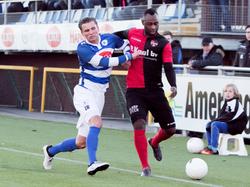 Cendrino Misidjan (r.) vecht om de bal met Sten Vreekamp (l.) tijdens het competitieduel Spakenburg - De Treffers (21-01-2017).