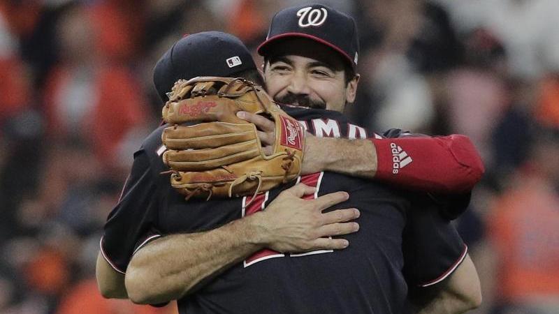 Anthony Rendon (h.) und Ryan Zimmerman von den Washington Nationals umarmen sich nach dem gewonnenen Spiel Anthony Rendon (h.) und Ryan Zimmerman von den Washington Nationals umarmen sich nach dem gewonnenen Spiel