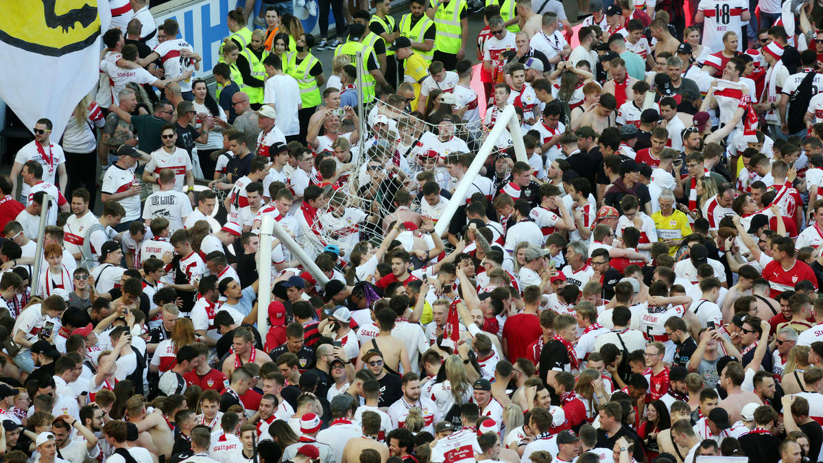 Nach dem Klassenerhalt der Stuttgarter stürmten die VfB-Fans den Platz