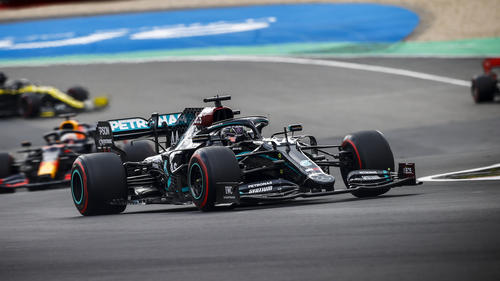 Locker an der Konkurrenz vorbei fährt Hamilton vorne weg.