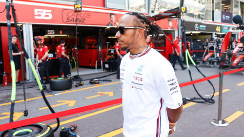 Wechselt Lewis Hamilton innerhalb der Formel 1 zu Ferrari?