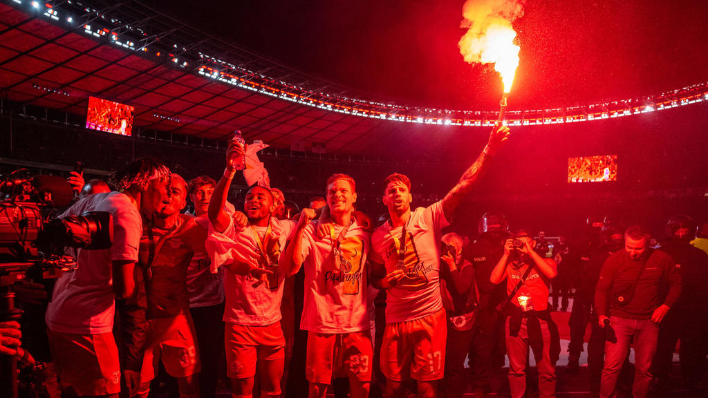 Leipzigs Dominik Szoboszlai (r) feiert den RB-Pokalsieg mit einer Pyro-Fackel