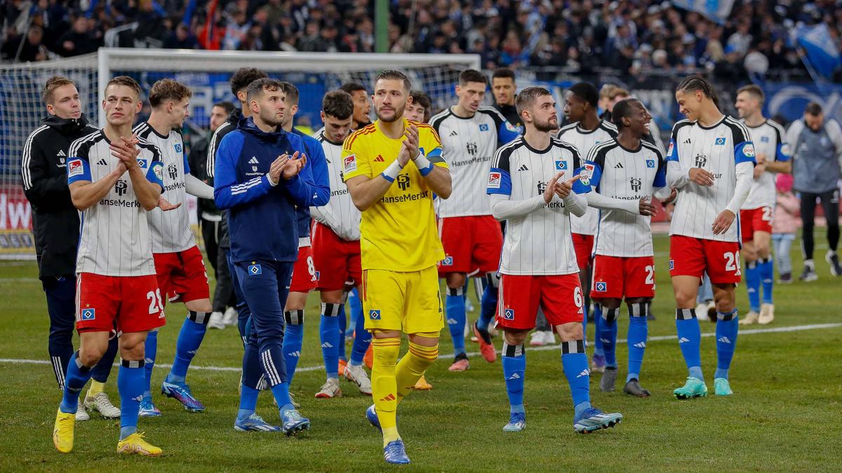 Keeper Daniel Heuer Fernandes (gelbes Trikot) gilt als großer Redner beim HSV