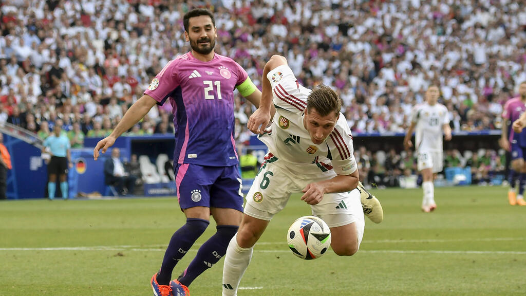 Ilkay Gündogan l.) und Ungarns Willi Orban kämpfen um den Ball Ilkay Gündogan l.) und Ungarns Willi Orban kämpfen um den Ball