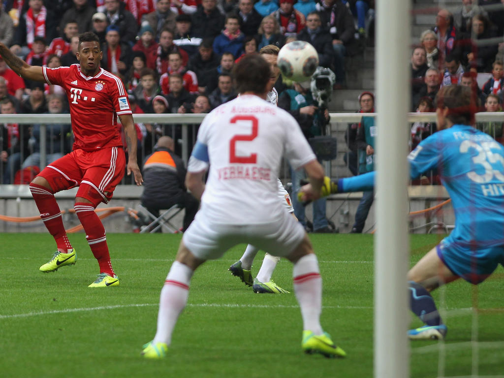 Bayern Münchens Jerome Boateng (l.) bringt sein Team beim Heimspiel gegen den FC Augsburg am 12. Spieltag der Saison 2013/2014 mit einem Hammer früh in Führung (9.11.2013).