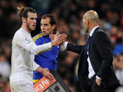 Gareth Bale (izq.) lideró la goleada del Madrid en el debut de Zidane. (Foto: Getty)