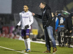 Maikey Parami (l.) krijgt instructies van VVSB-trainer Wilfred van Leeuwen (r.) tijdens het bekerduel FC Den Bosch - VVSB. (03-02-2016)