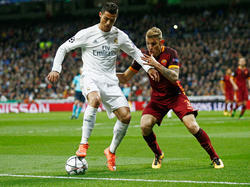Cristiano Ronaldo protege el balón ante Lucas Digne. (Foto: Getty)