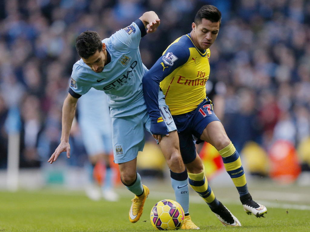 Alexis Sánchez (r.) probeert langs Jesús Navas (l.) te glippen door het broekje van de Spanjaard vast te houden tijdens Manchester City - Arsenal. (18-01-2015) Alexis Sánchez (r.) probeert langs Jesús Navas (l.) te glippen door het broekje van de Spanjaard vast te houden tijdens Manchester City - Arsenal. (18-01-2015)