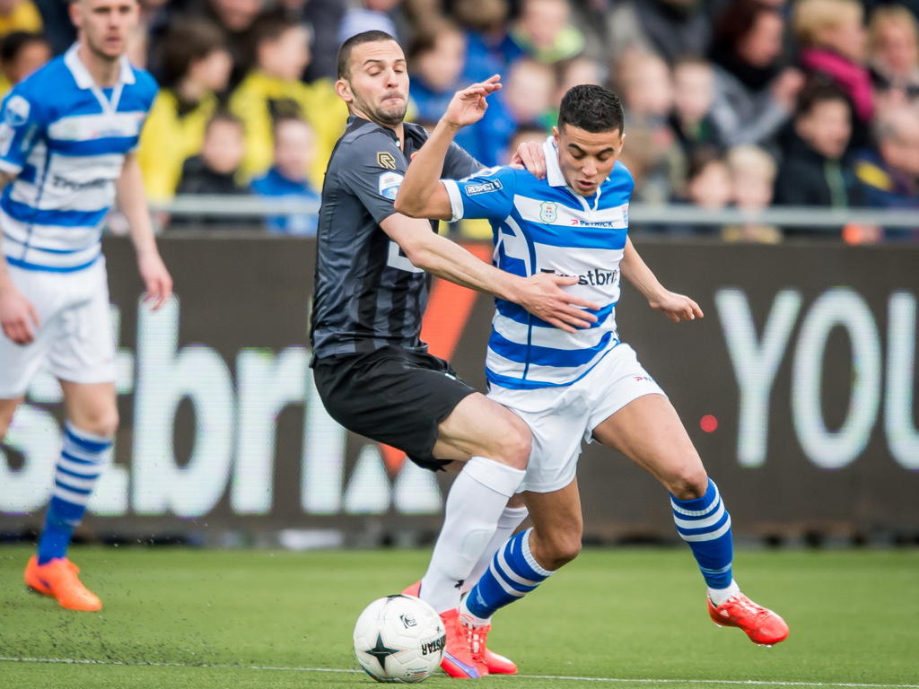 Ben Sahar (l.) kan niet voorkomen dat Mustafa Saymak (r.) bij hem wegdraait tijdens de wedstrijd PEC Zwolle - Willem II. (04-04-2015)
