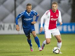 Viktor Fischer (r.) passeert Kevin Visser (l.) tijdens het competitieduel Jong Ajax - Helmond Sport. (17-08-2015)