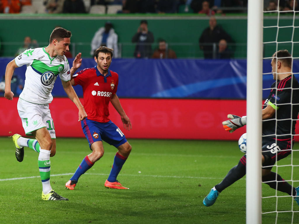 Julian Draxler erzielt das spielentscheidende Tor für den VfL Julian Draxler erzielt das spielentscheidende Tor für den VfL