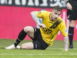 Kevin Brands zit er geslagen bij in de play-offwedstrijd tegen Willem II. De middenvelder van NAC Breda lijkt promotie naar de Eredivisie mis te lopen tegen de Tilburgers. (22-05-2016)