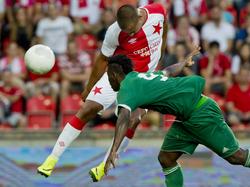 Gino van Kessel (l.) kopt Slavia Praag naar een 2-0 voorsprong tegen FC Levadia. Marcelin Gando (r.) kan de Nederlander niet stoppen. (21-07-2016)