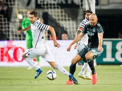 Heiko Westermann (r.) kan net op tijd ingrijpen als Yevhen Shakhov (l.) denkt een weg naar het Ajax-doel te hebben gevonden. (03-08-2016)