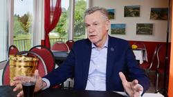 Ottmar Hitzfeld spricht sich für eine Verlängerung von Manuel Neuer beim FC Bayern aus