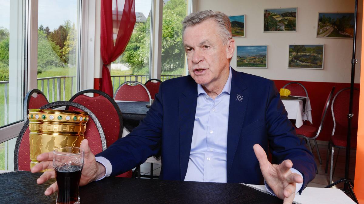 Ottmar Hitzfeld wurde sowohl mit dem BVB als auch mit dem FC Bayern Deutscher Meister Ottmar Hitzfeld wurde sowohl mit dem BVB als auch mit dem FC Bayern Deutscher Meister