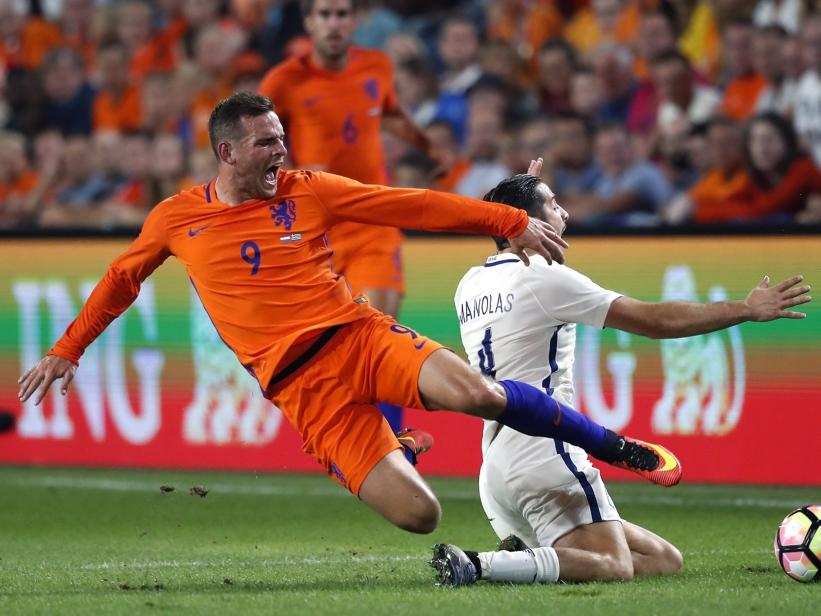 Vincent Janssen (l.) wordt omver gegleden door Konstantinos Manolas (r.) tijdens het vriendschappelijke duel tussen Nederland en Griekenland. (01-09-2016) Vincent Janssen (l.) wordt omver gegleden door Konstantinos Manolas (r.) tijdens het vriendschappelijke duel tussen Nederland en Griekenland. (01-09-2016)