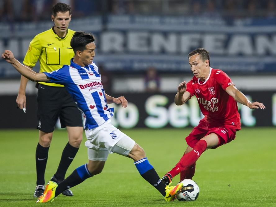 Yuki Kobayashi (l.) vecht om de bal met Dejan Trajkovski (r.) tijdens het competitieduel sc Heerenveen - FC Twente (10-09-2016).