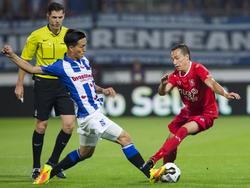 Yuki Kobayashi (l.) vecht om de bal met Dejan Trajkovski (r.) tijdens het competitieduel sc Heerenveen - FC Twente (10-09-2016).