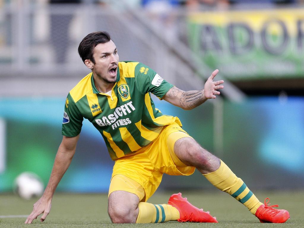 Mike Havenaar schreeuwt naar de scheidsrechter, maar krijgt geen vrije trap tijdens ADO Den Haag - sc Heerenveen. (24-09-2016) Mike Havenaar schreeuwt naar de scheidsrechter, maar krijgt geen vrije trap tijdens ADO Den Haag - sc Heerenveen. (24-09-2016)