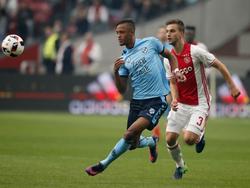Joël Veltman (r.) moet in de achtervolging als Richairo Živković (l.) de bal meeneemt in het duel tussen Ajax en FC Utrecht. (02-10-2016)