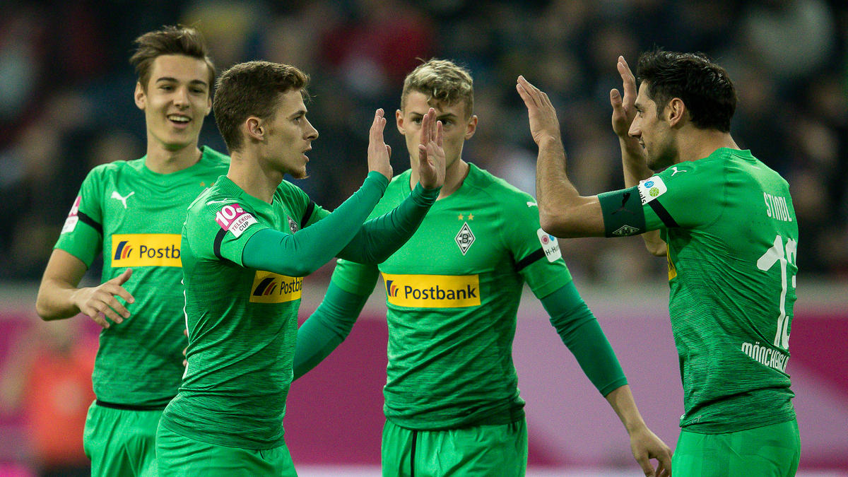 Thorgan Hazard (2.v.l.) verlässt Gladbach wohl Thorgan Hazard (2.v.l.) verlässt Gladbach wohl