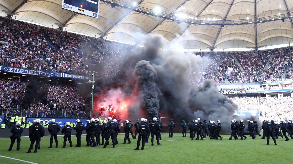 Im letzten Jahr sorgten einige HSV-Anhänger für hässliche Szenen gegen Spielende Im letzten Jahr sorgten einige HSV-Anhänger für hässliche Szenen gegen Spielende