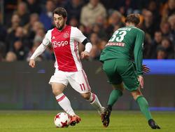 Amin Younes in actie namens Ajax in het thuisduel met FC Groningen. De buitenspeler is Hans Hateboer (r.) te snel af. (04-12-2016)