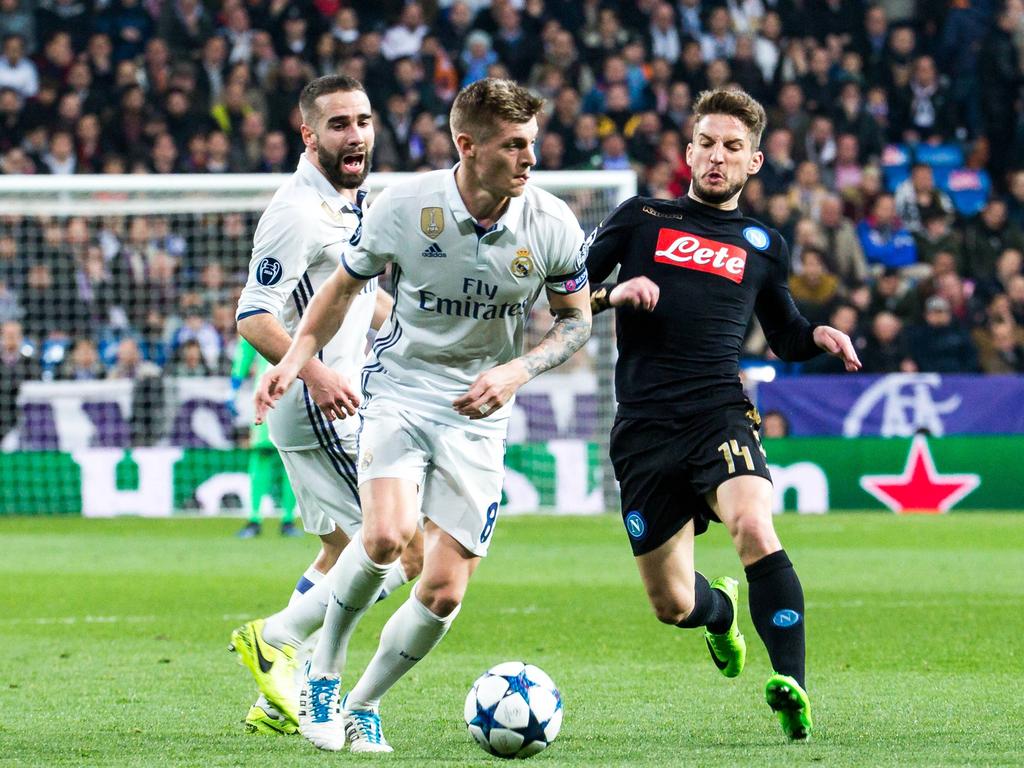 Dries Mertens (r.) probeert Toni Kroos (m.) af te stoppen tijdens het Champions League-duel Real Madrid - SSC Napoli (15-02-2017).