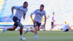 Sieht viel Potenzial bei den Spielern der deutschen U21: Jonathan Tah (l.) beim Training mit Marco Richter. Foto: Cezaro De Luca