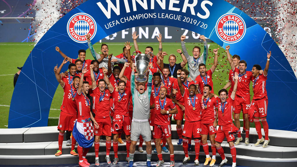 Der Moment des Triumphes! Manuel Neuer reckt die Champions-League-Trophäe in die Höhe