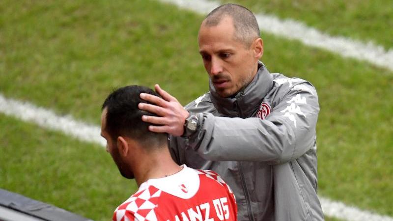 Der Mainzer Trainer Jan-Moritz Lichte (r.) tröstet seinen Spieler Levin Öztunali Der Mainzer Trainer Jan-Moritz Lichte (r.) tröstet seinen Spieler Levin Öztunali