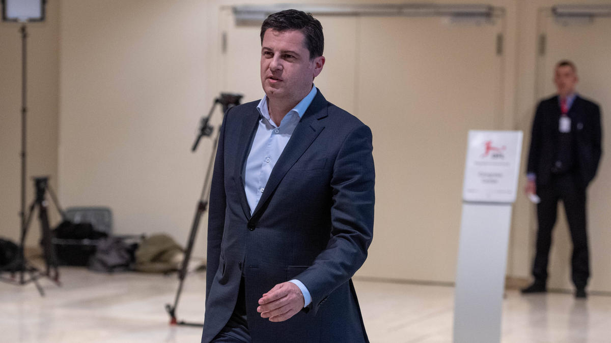 DFL-Boss Seifert erwartet durch die Corona-Krise erhebliche Einnahmeverluste für den Profi-Fußball und fordert die Vereine zum Sparen auf DFL-Boss Seifert erwartet durch die Corona-Krise erhebliche Einnahmeverluste für den Profi-Fußball und fordert die Vereine zum Sparen auf