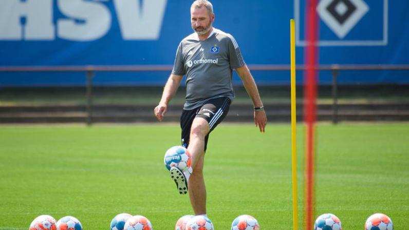 Hamburgs Cheftrainer Tim Walter spielt zum HSV-Trainingsauftakt auf dem Trainingsplatz mit einem Ball