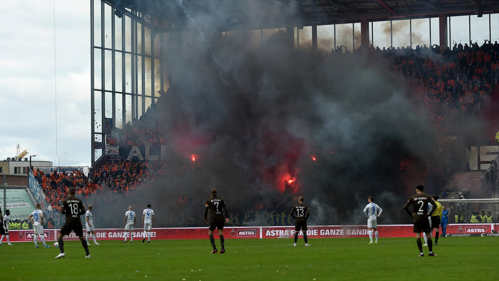Beim Spiel zwischen dem FC St. Pauli und Hansa Rostock kam es zu Ausschreitungen im Gästeblock