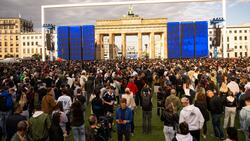 In Berlin stimmten sich am Brandenburger Tor Tausende Fußballfans auf das anstehende Heim-Turnier ein