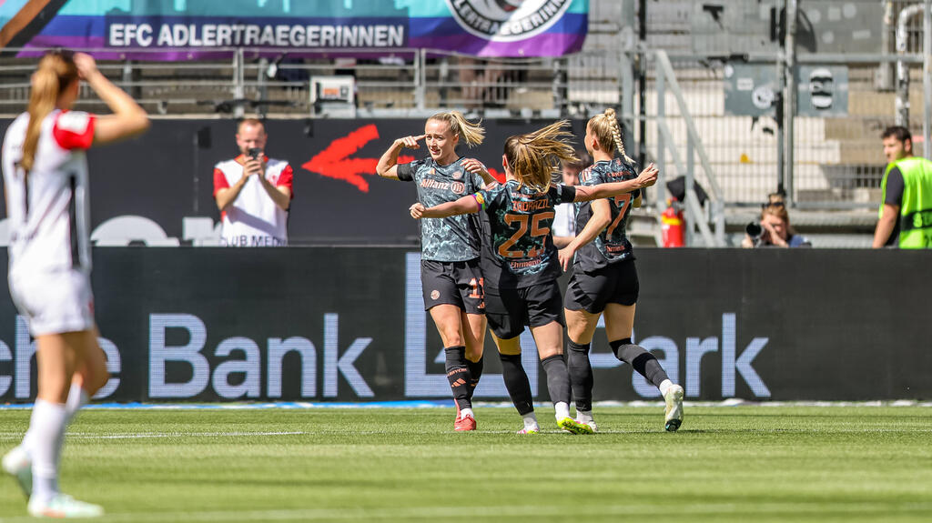 Jubel bei den Frauen des FC Bayern Jubel bei den Frauen des FC Bayern