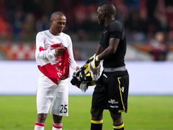 Na het duel tussen Ajax en Vitesse wisselen Thulani Serero (l.) en Marvelous Nakamba (r.) van shirtje. (23-01-2016)
