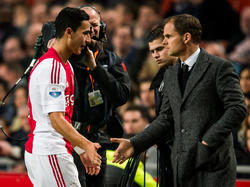 Na een klein uur spelen wordt Anwar El Ghazi (l.) naar de kant gehaald door Ajax-trainer Frank de Boer (r.). Vaclav Černý is tegen De Graafschap zijn vervanger. (20-12-2015)