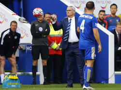 Trainer Claudio Ranieri vangt de bal zodat zijn Leicester City het spel weer snel kan verleggen tegen Southampton (03-04-2016)