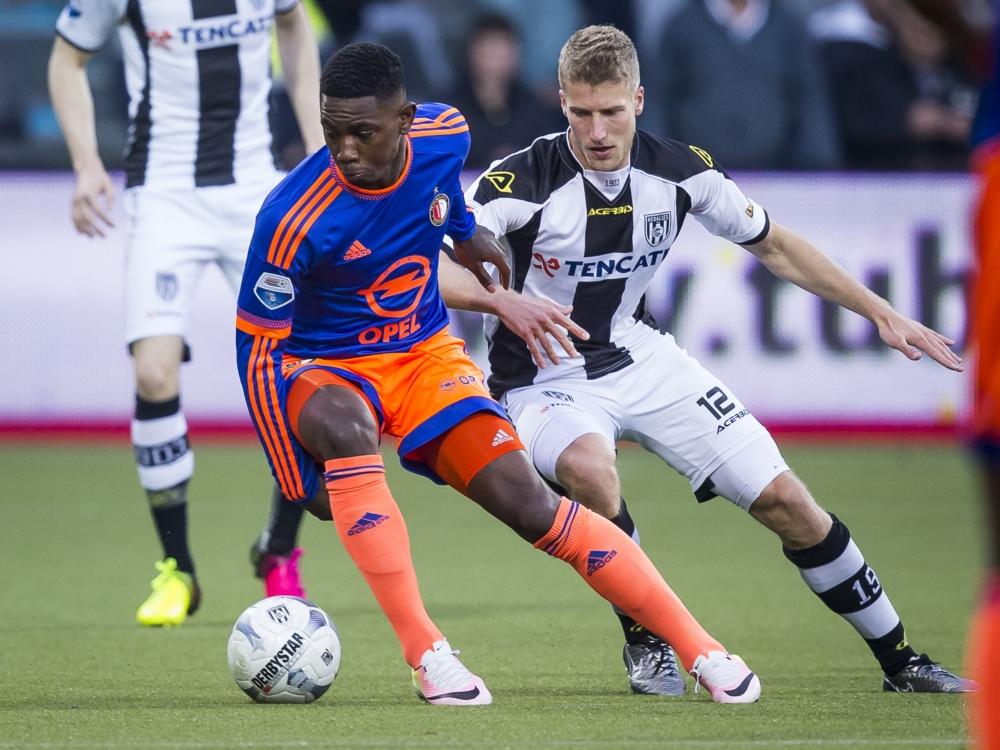 Eljero Elia (l.) draait kort weg bij Wout Droste tijdens de doordeweekse competitiewedstrijd Heracles Almelo - Feyenoord. (20-04-2016)