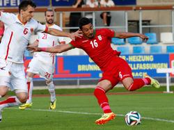 Reza Ghoochannejhad (r.) beschermt de bal tegen Zarko Tomasevic (l.). (30-5-2014)