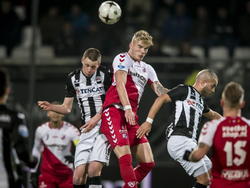 Wout Weghorst (l.) en Timo Letschert (m.) springen hoog de lucht in om de bal te koppen in het duel Heracles Almelo - FC Utrecht. (21-02-2015)