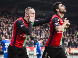 Met een fantastisch doelpunt zet Alireza Jahanbakhsh (r.) NEC op 2-1 tegen Helmond Sport. Spits Sjoerd Ars (l.) is diep onder de indruk van de goal van zijn collega. (01-02-2015)