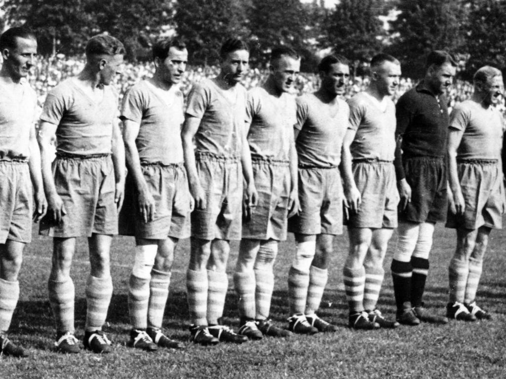 Ernst Kalwitzki (ganz links) mit der Schalker Mannschaft im Juni 1937